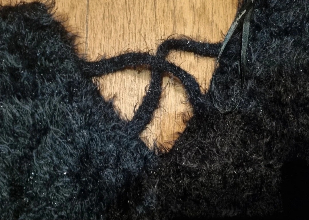 Černý svetřík s chloupky a třpytkami. - 6