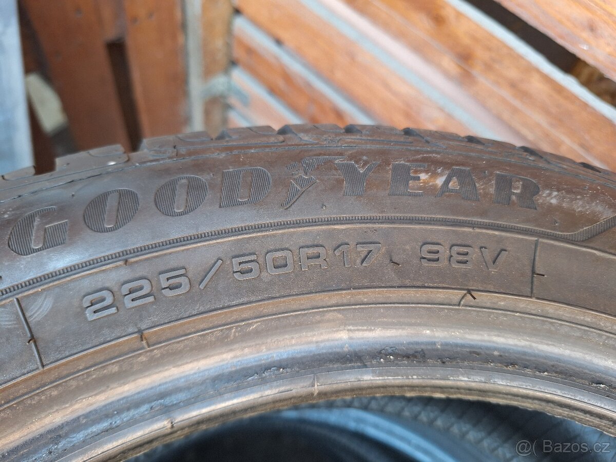 Prodám zimní pneu 225/50/17 Goodyear - 6