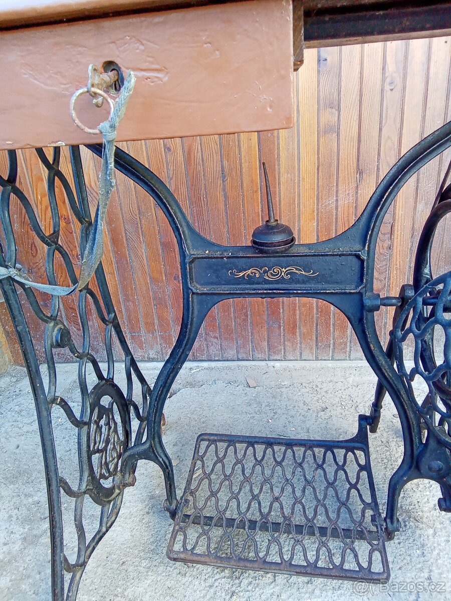 Starožitný šicí stroj s litinovým rámem - 6