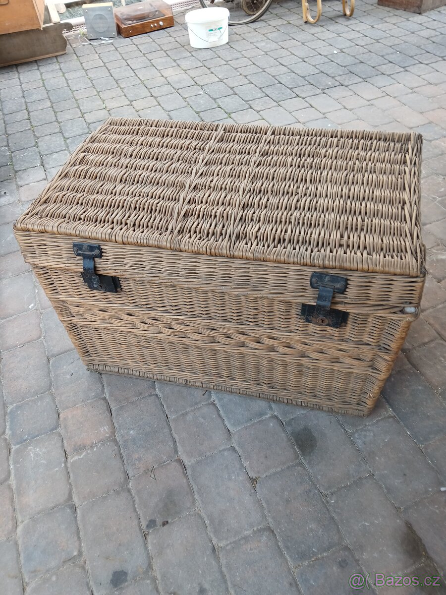 Staré dřevěné kufry, koš - 6