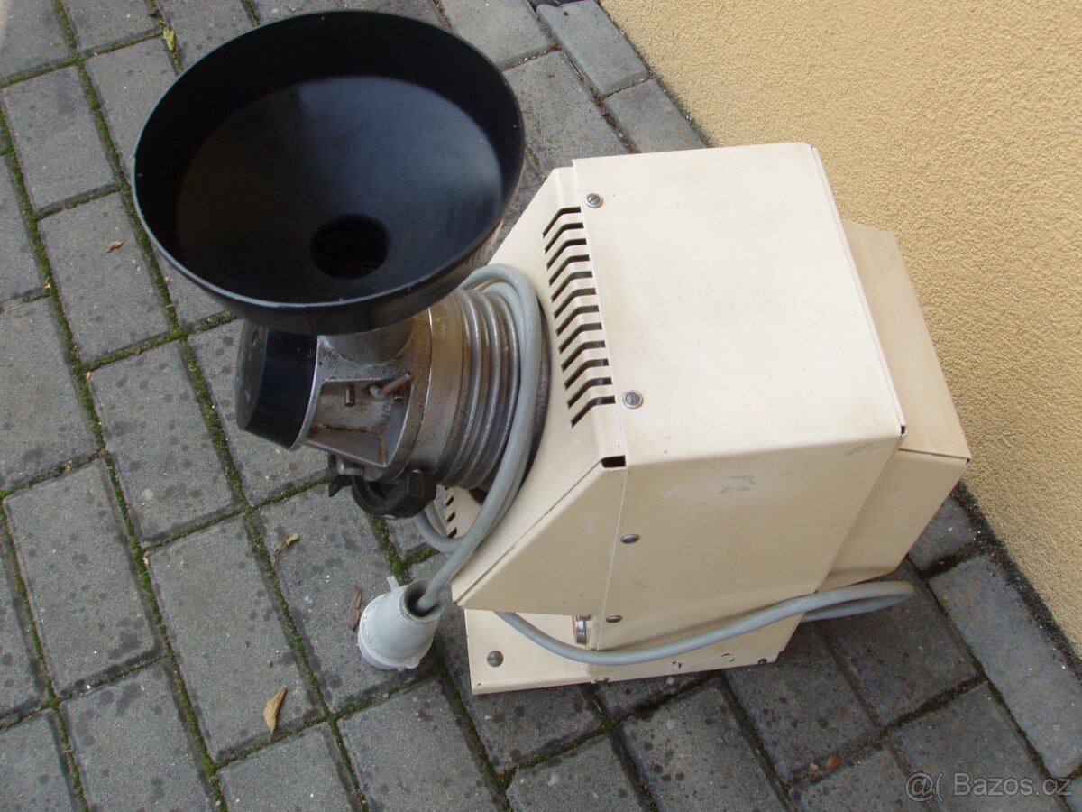 MLÝNEK NA CELOZRNNOU MOUKU /obilí / 380 V( dalamánky,chleba. - 6