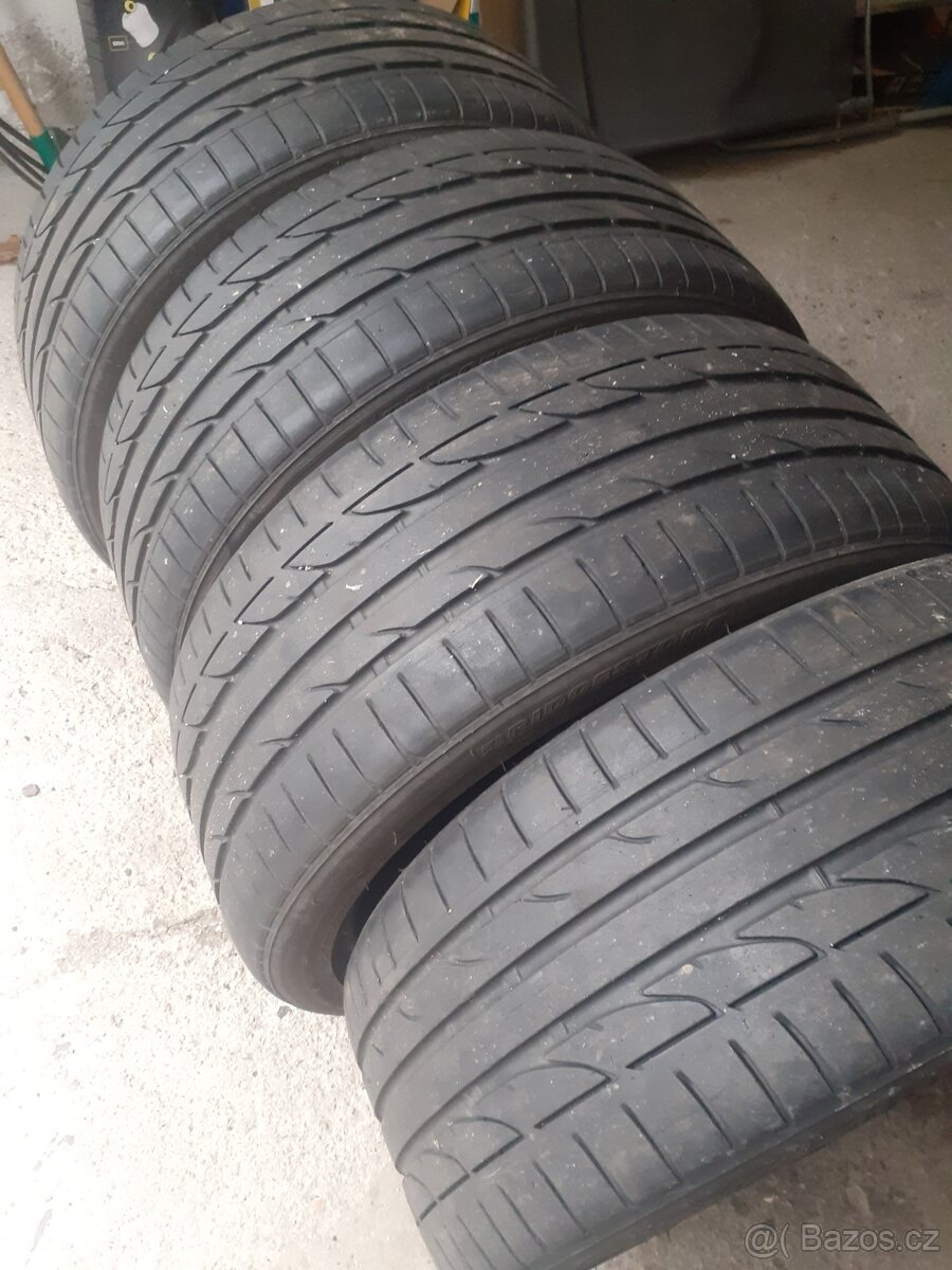 Prodám letní pneu 235/40 R19 - 6