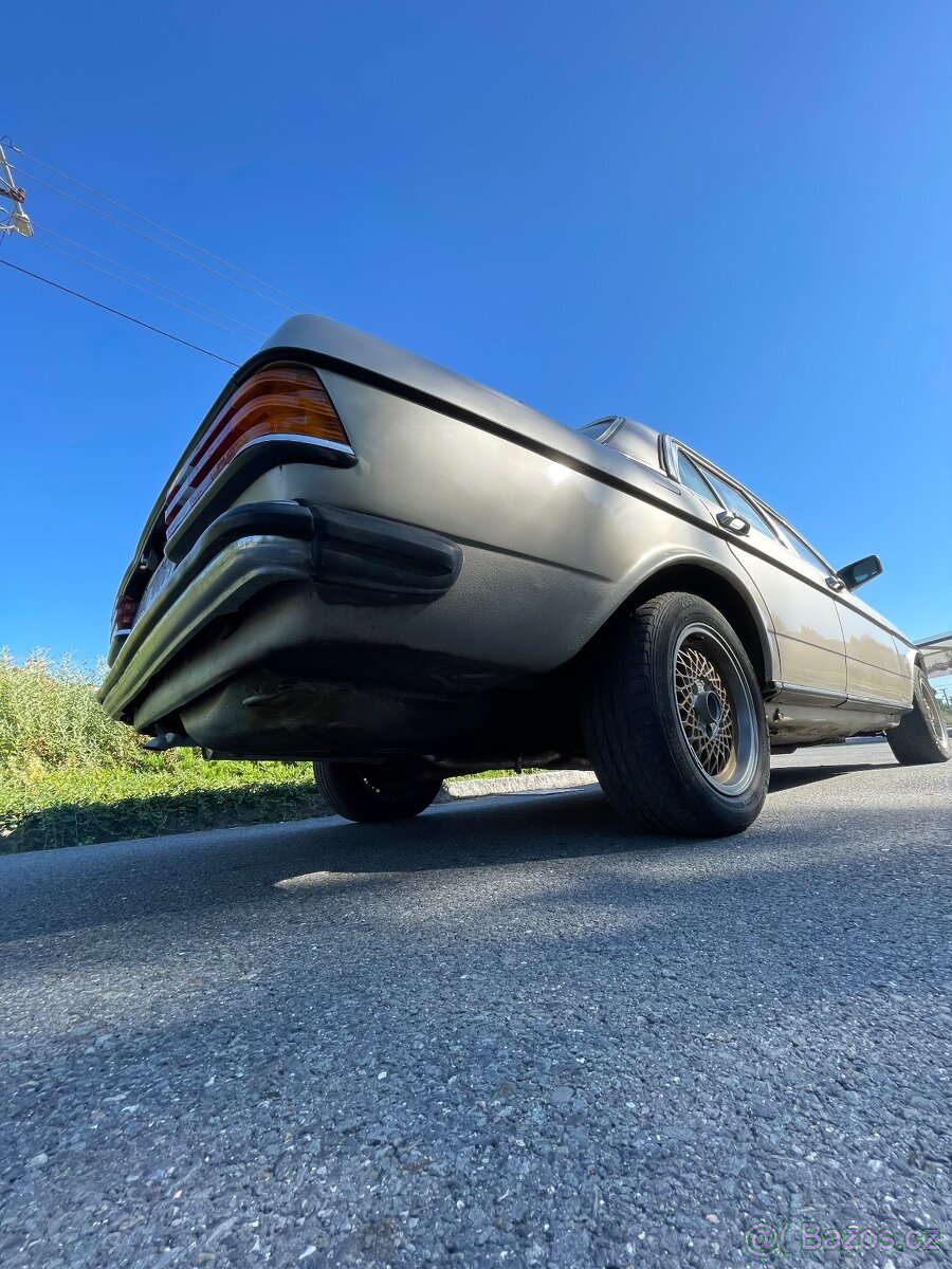 Mercedes-Benz W123, piáno, 2,4d - 6