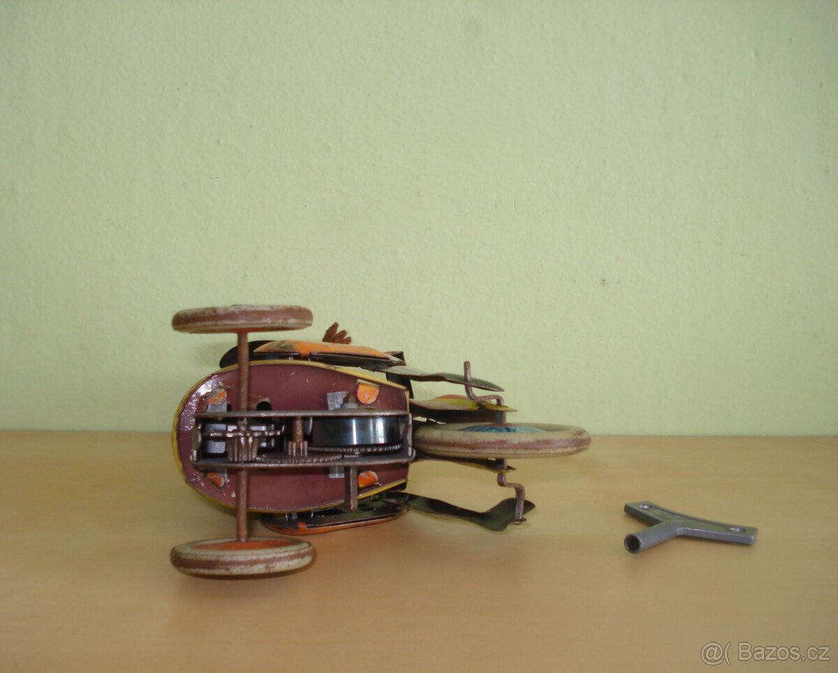 Kluk na tříkolce - 6