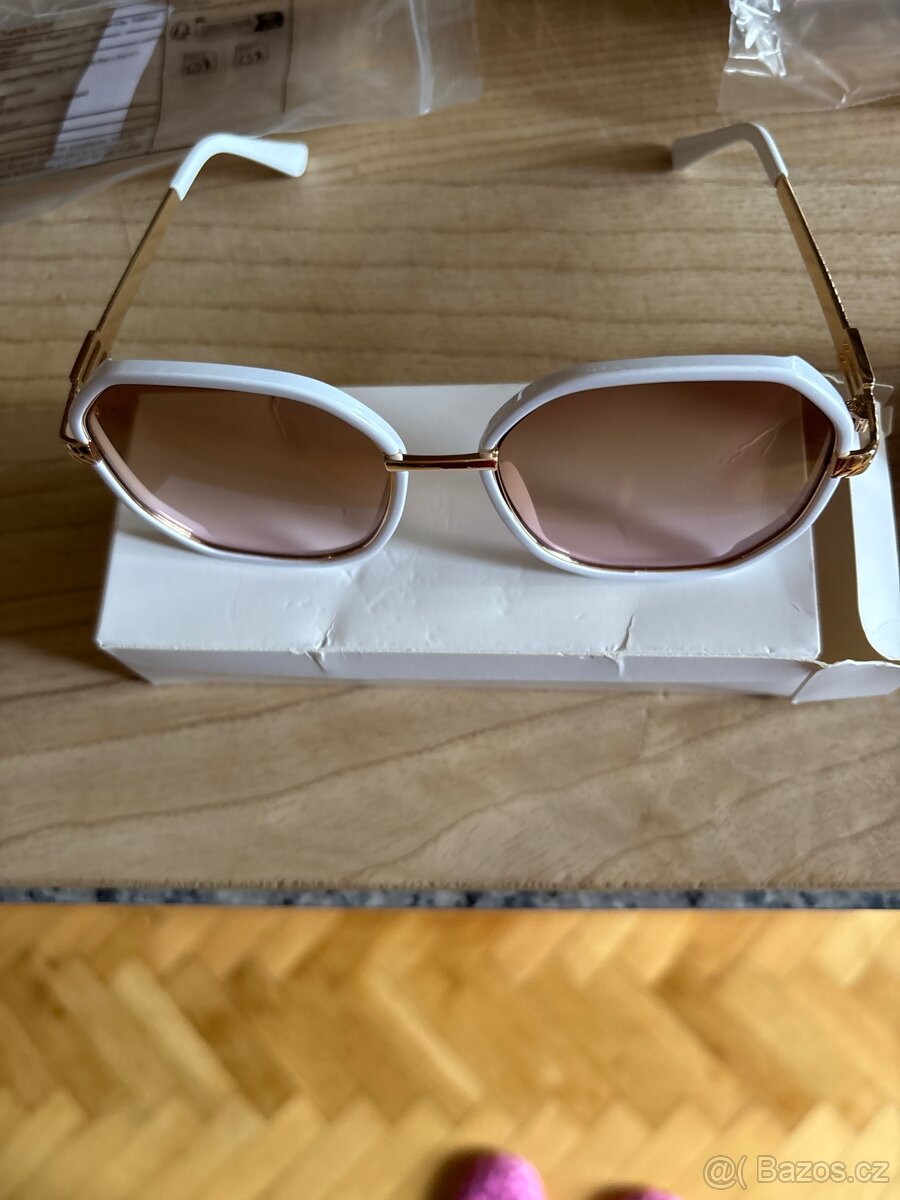 náušnice, ozdobné spony ,nové sluneční brýle,knihy - 6