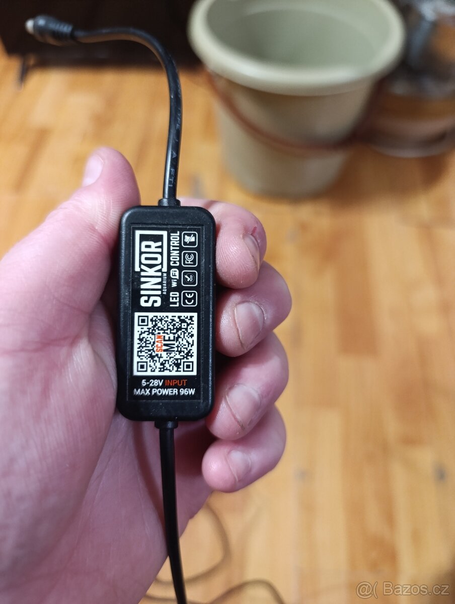 napájecí adaptér s kabelem a DC konektorem. - 6