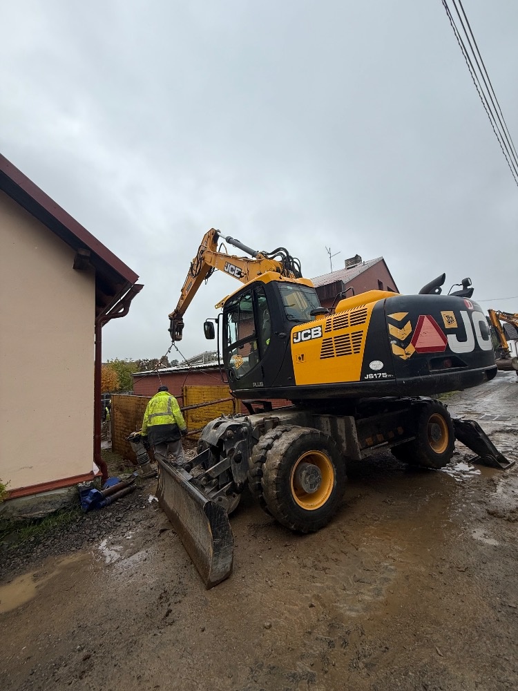 Hledáme šikovné strojníky – bagristy - 6