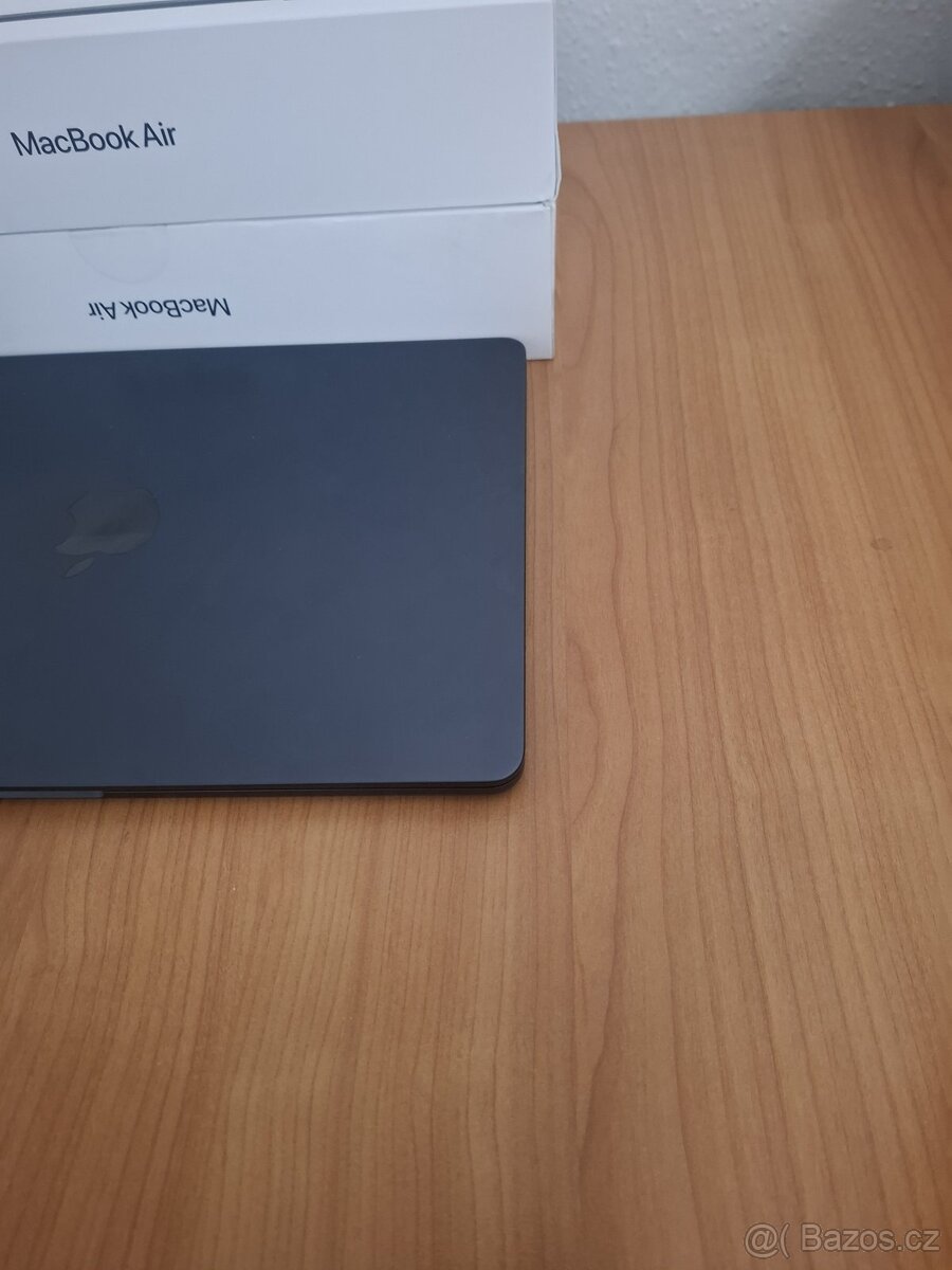 Macbook Air 13 palců M2 chip 8 GB RAM 256 SSD - 6
