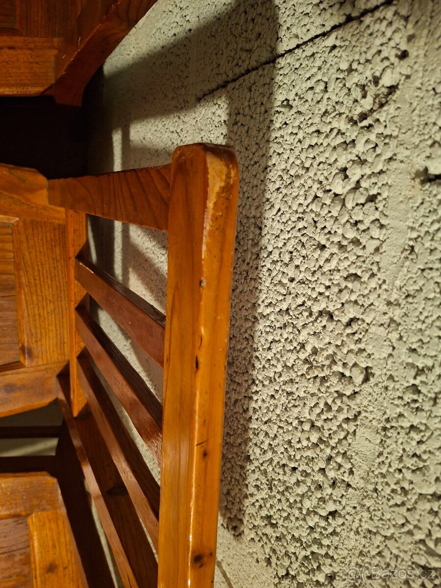 dřevěný jídelní stůl + 4 dřevěné židle - 6