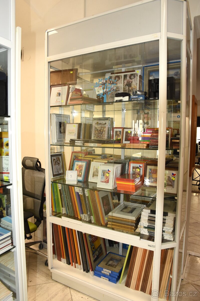 Vitríny, pulty, skřínky, pracovní stoly - 6