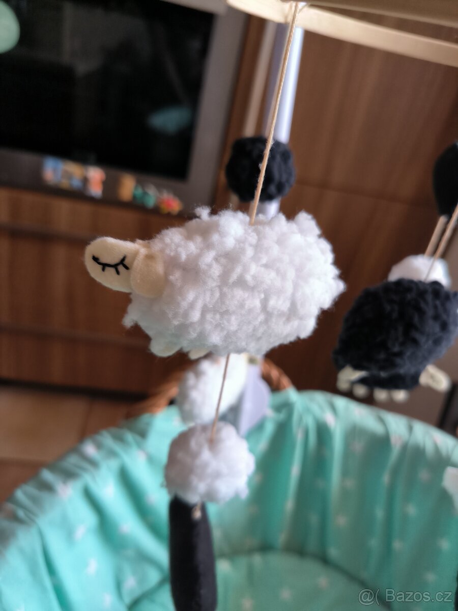 Věci po dětech - houpátko, koš atd. - 6