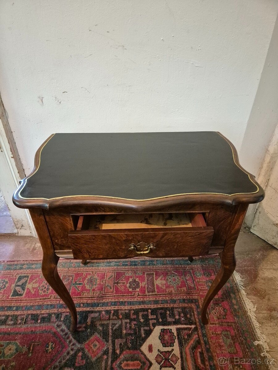 Starožitný odkládací stolek se šuplíkem ve stylu Chippendale - 6