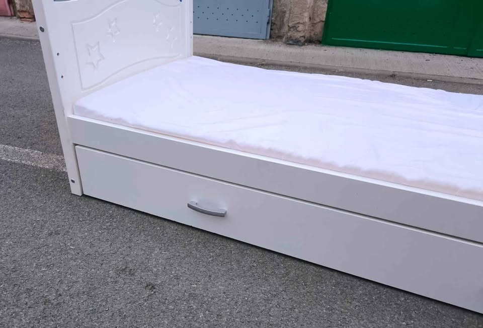 DOVOZ MOŽNÝ bílá postel dětská s hvězdičkami, se suplikem. - 6