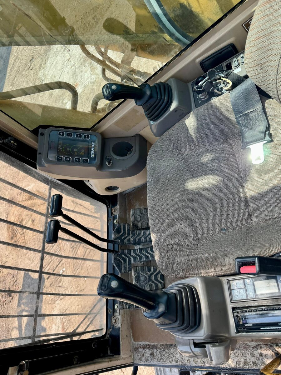 Demoliční bagr CAT 330BL - 6