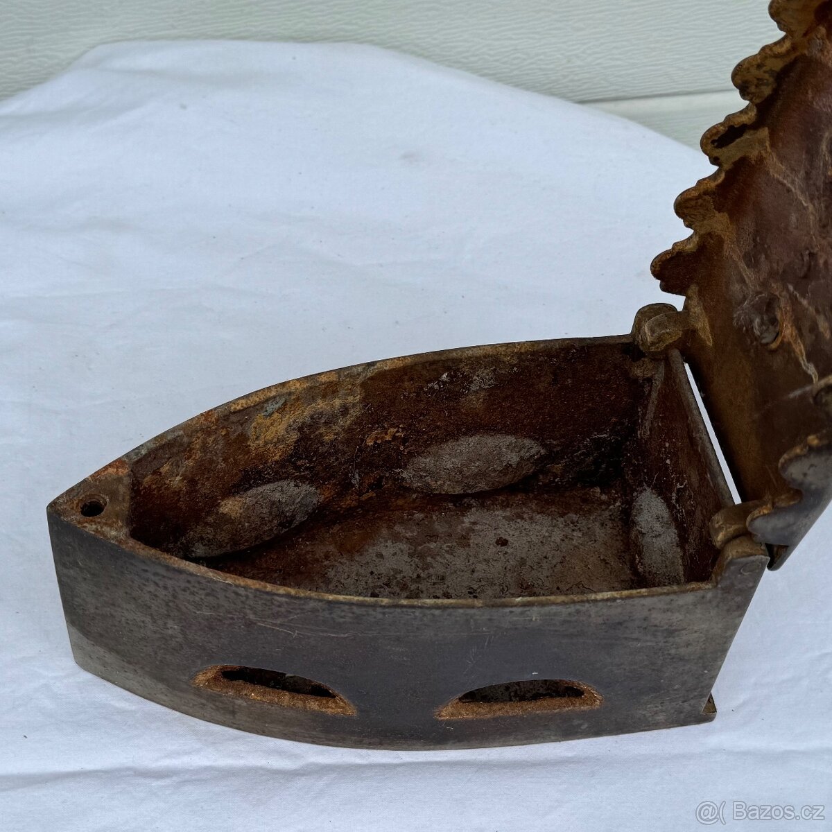 Stará litinová žehlička s koulí - 6