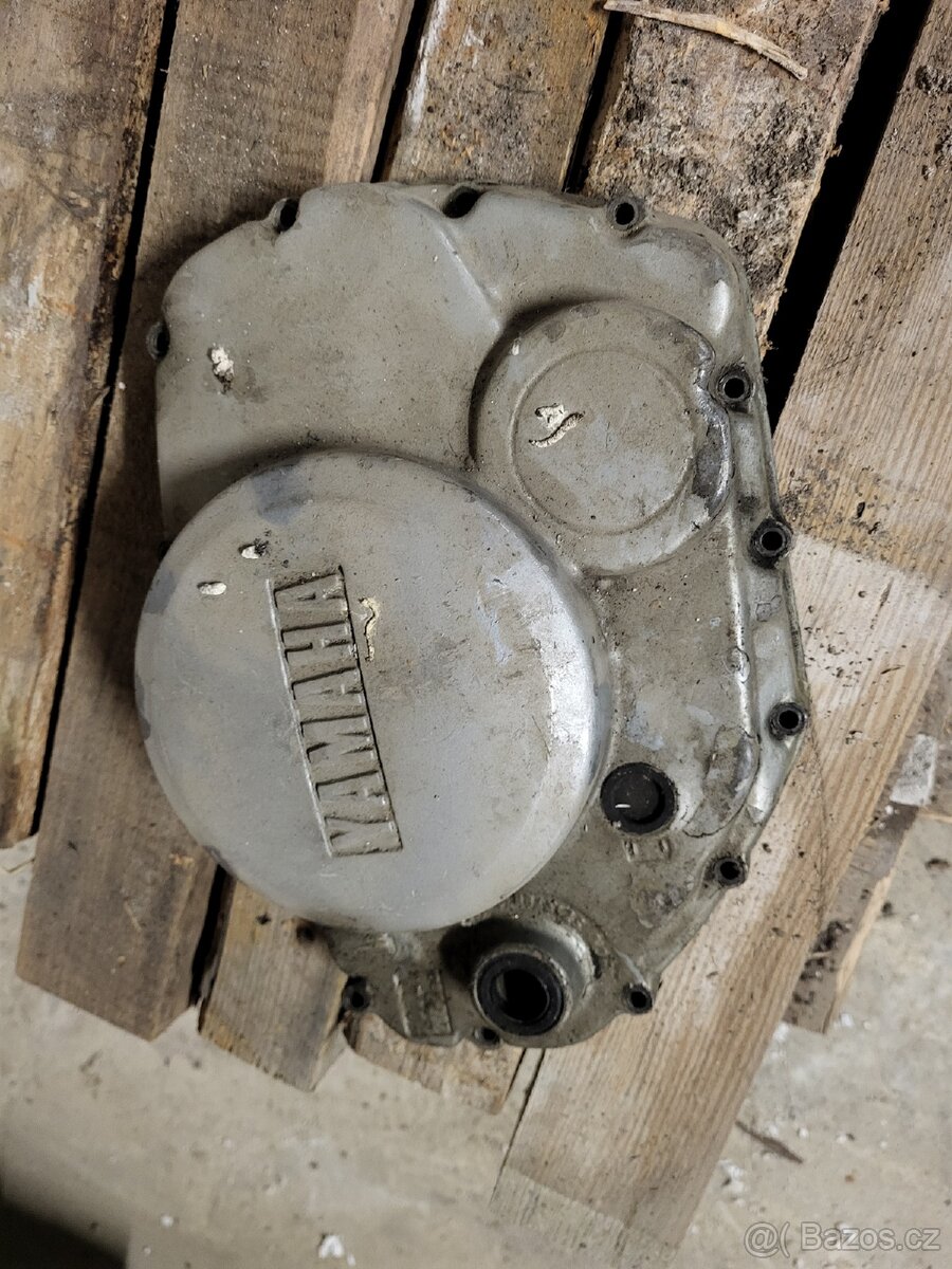 Yamaha XS 400 2A2 víka motoru, válce - 6