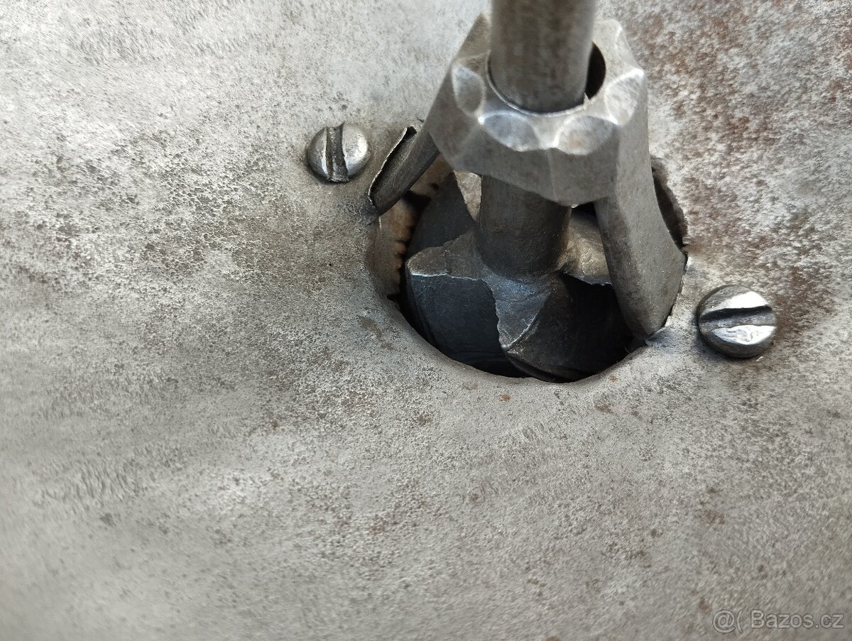 Obrovský velice zajímavy a velmi starý mlýnek na kávu - 6