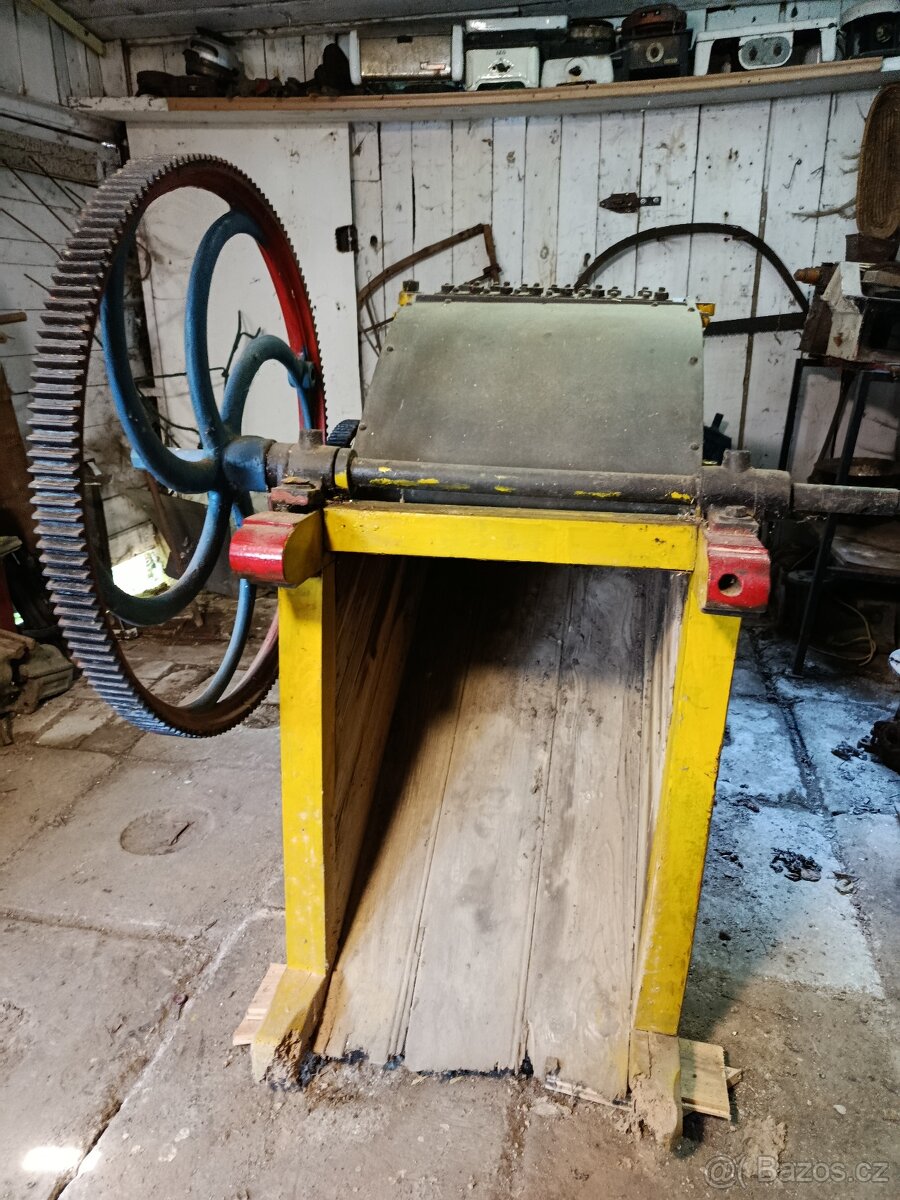 Starý zemědělský stroj – řezanka / mlátička - 6