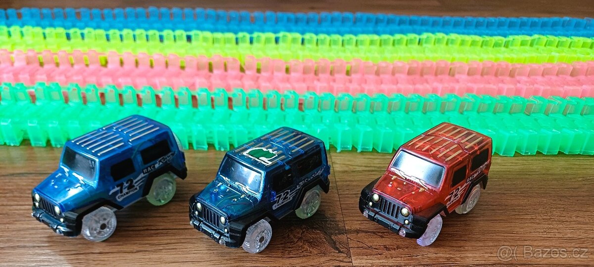 Svítící autodráha + 3 led autíčka - 6