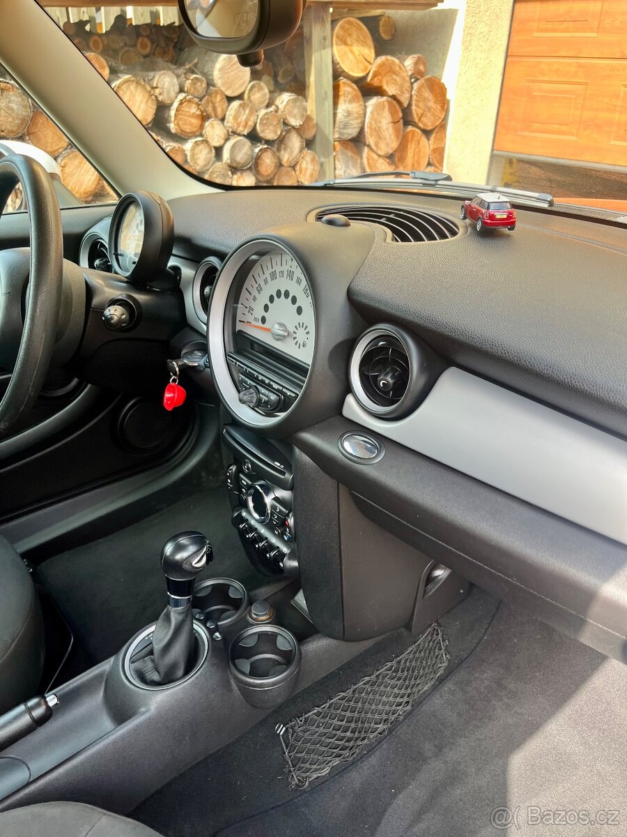 Prodám MINI cooper 2013 garážované, jeden majitel - 6