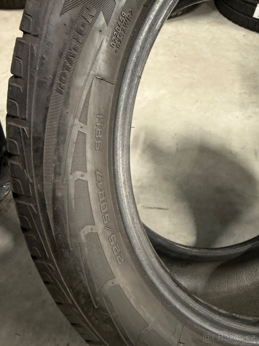 prodám zimní 225/50/17 Goodydear - 6