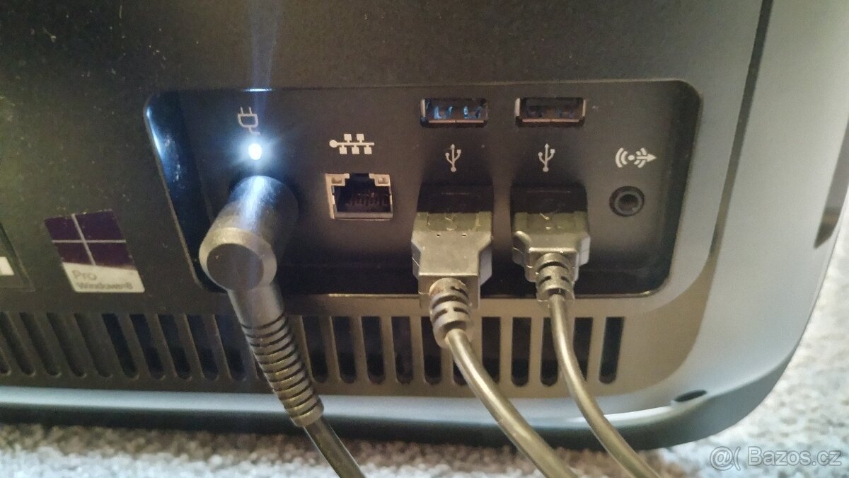 DVD/CD přehrávač. Jedná se o plně funkční PC - 6