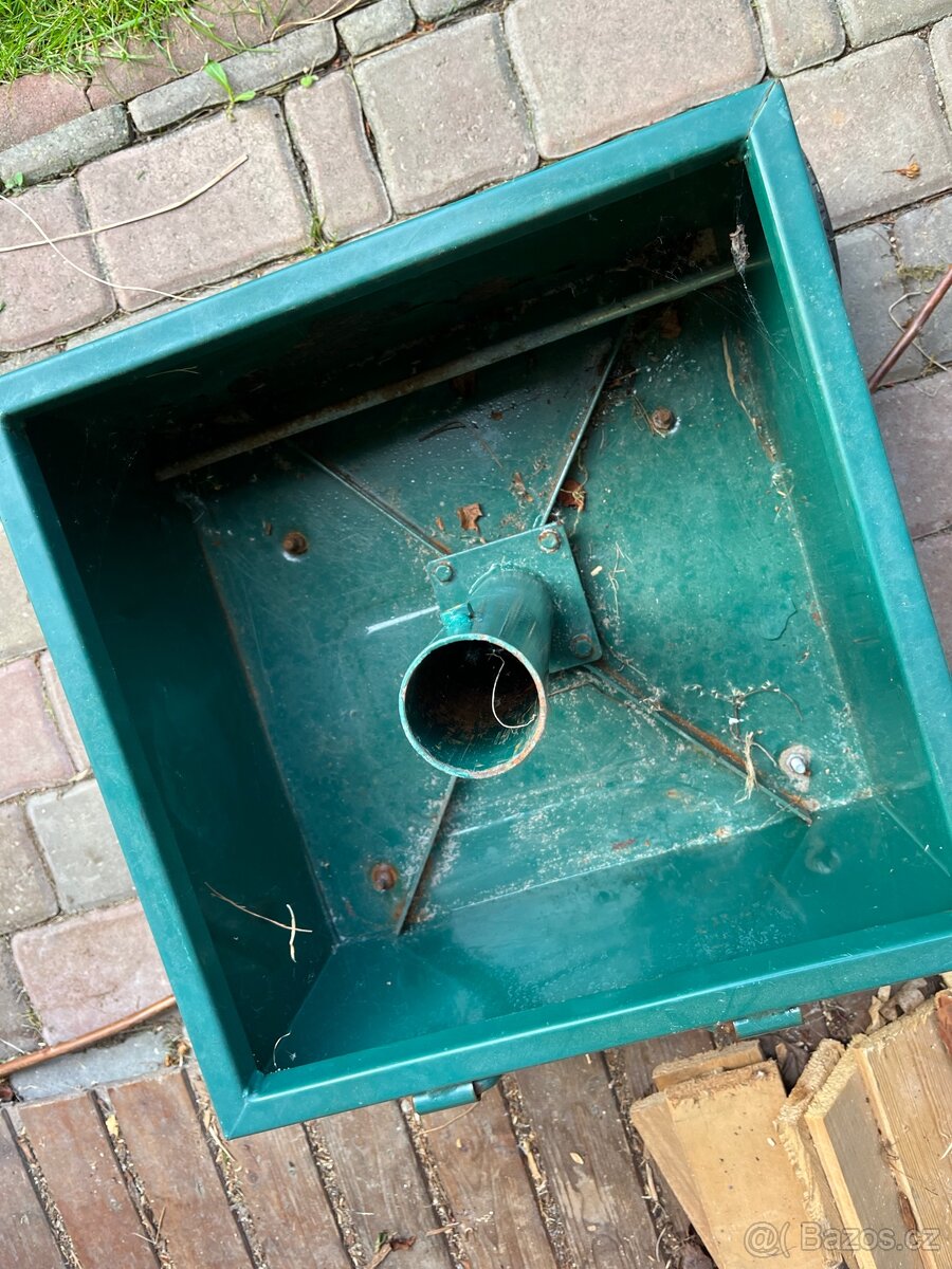 Stojan na slunečník a květináč s kolečky v jednom zelený - 6