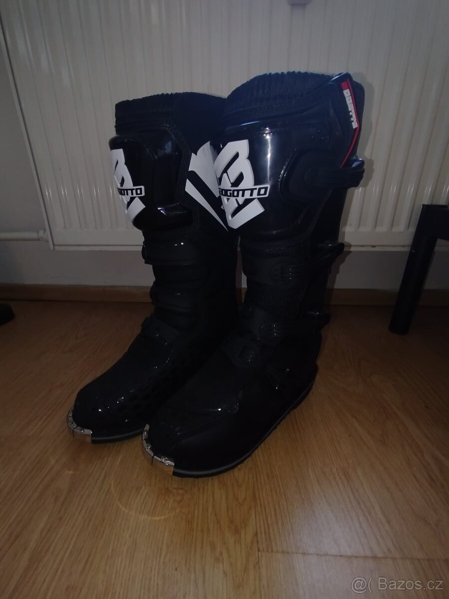 Motokrosová přilba a boty - 6