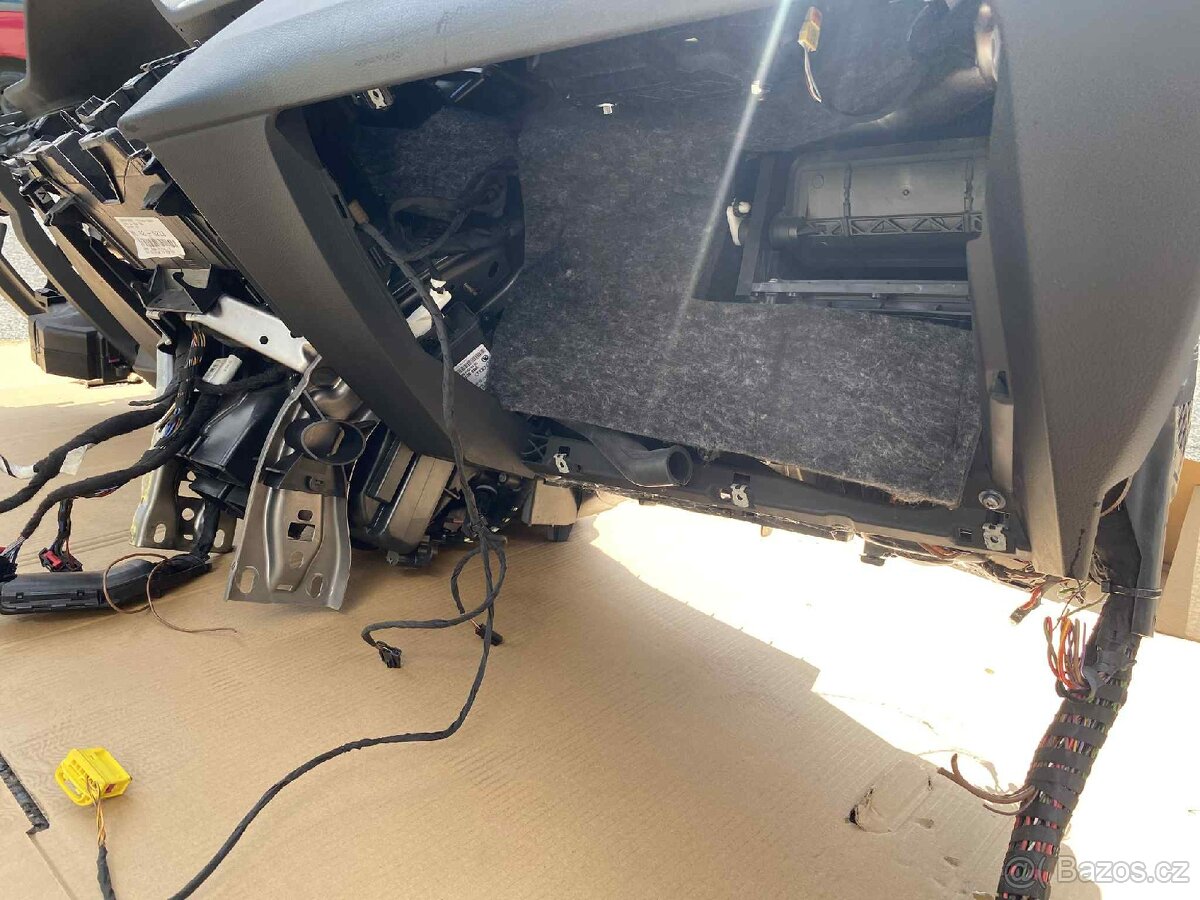 Palubní deska Volkswagen Passat B7 - 6