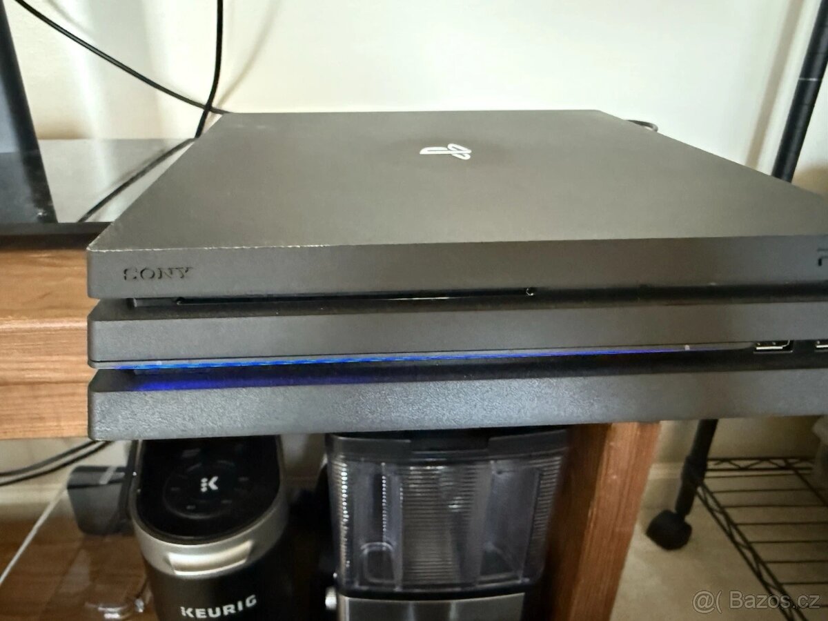 PlayStation 4 Pro 1TB + 3 ovladače + 9 her - 6
