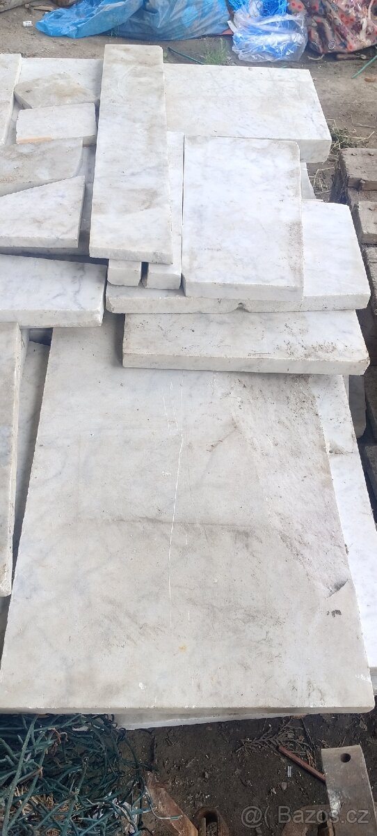 Větší množství bílého mramoru se šedým žilkováním zbytky - 6