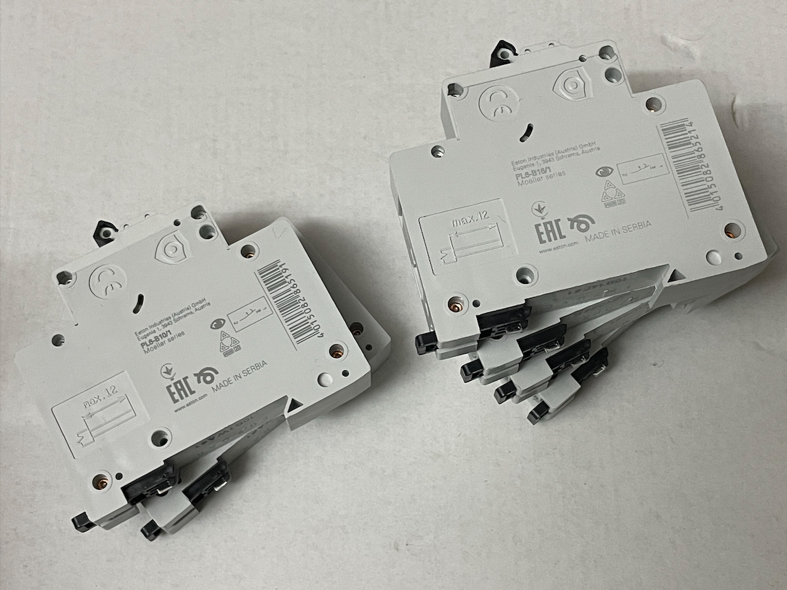 Rozvaděč a jističe (komplet) - 6