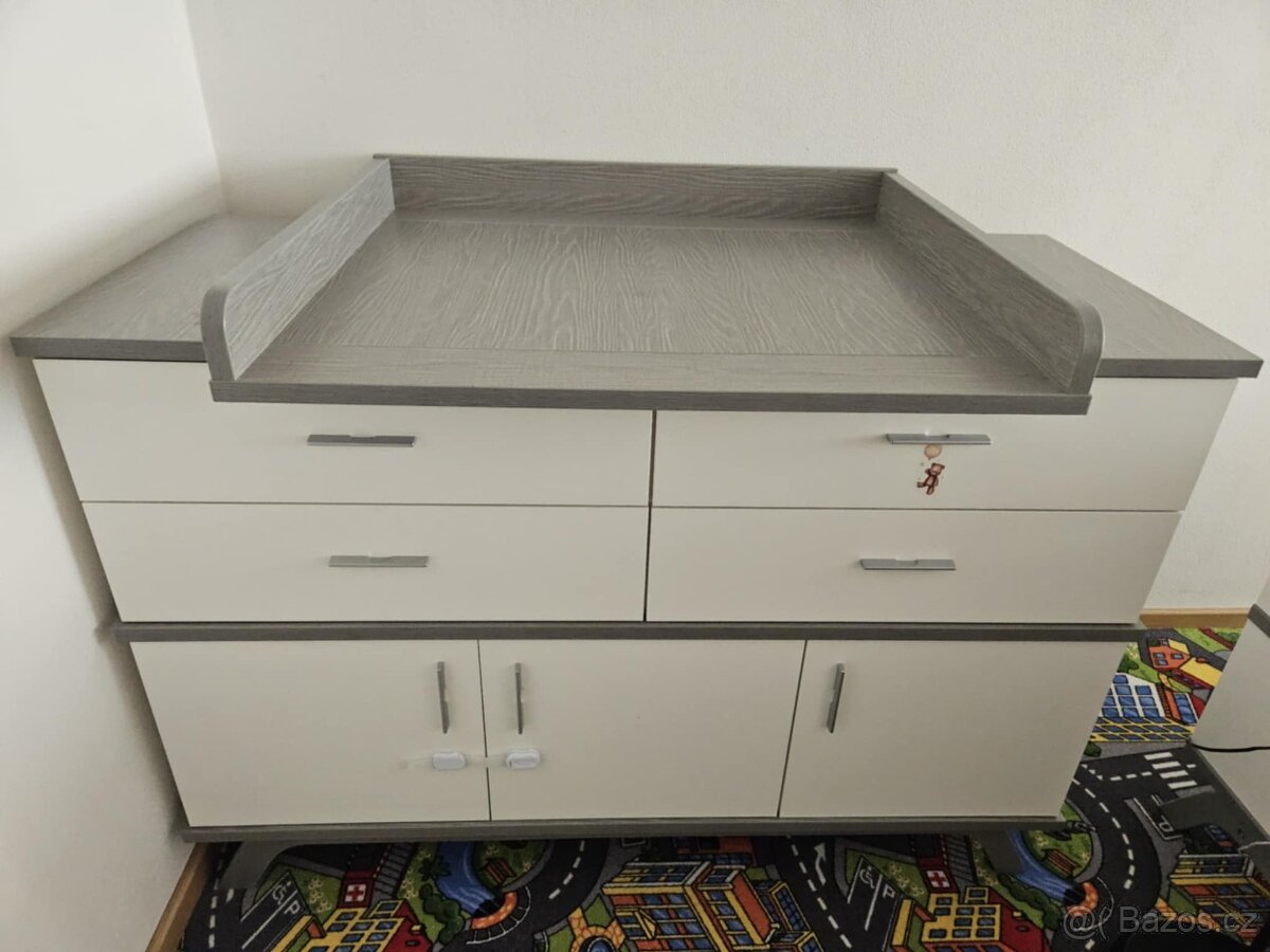 Dětská postýlka a komoda s přebalovacím pultem a poličkou - 6