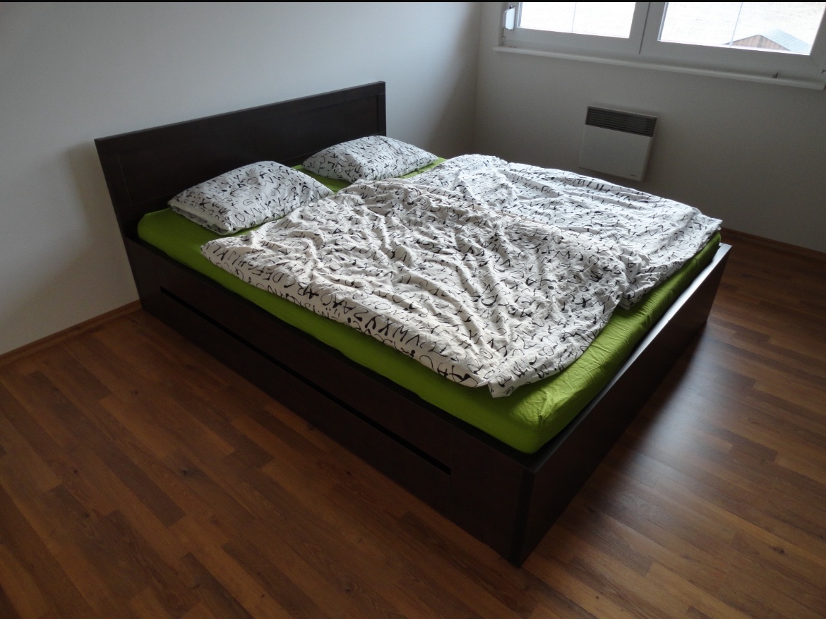 Šatní skříně, komody, postel - 6