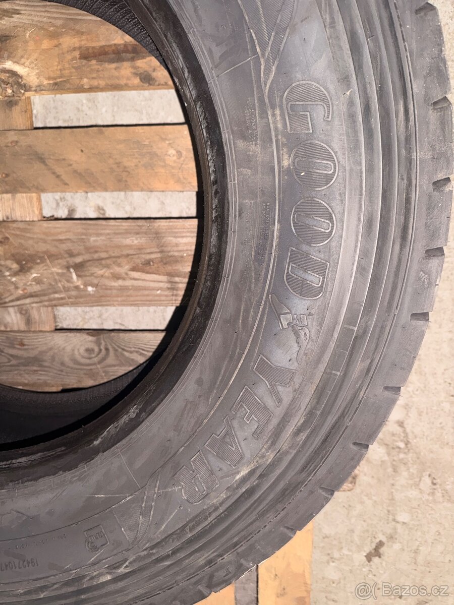 16ks nákladních pneumatik - 6