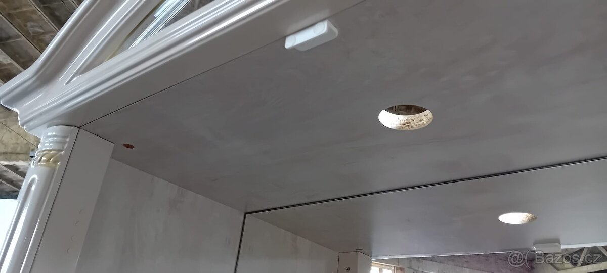 Prodám vitrínu bílo zlaté barvy - 6