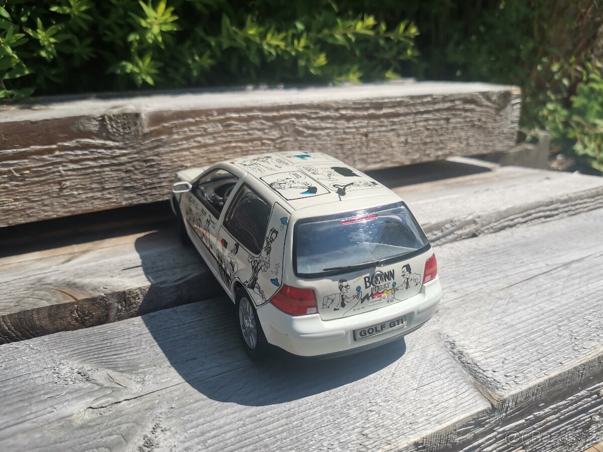 Volkswagen Golf IV 1:18 REVELL - 6