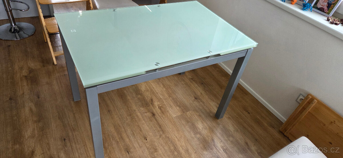 Prodám skleněný jídelní stůl - 6