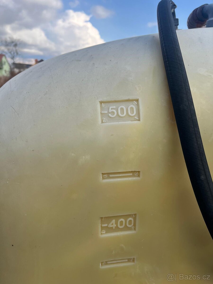 Prodám nesený postřikovač – nádrž 500l - 6
