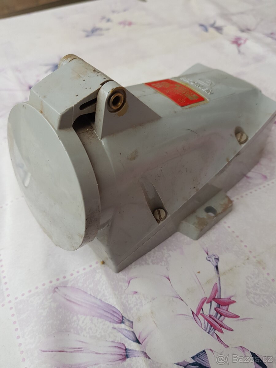 Vypínače, zástrčky, jističe, relé, zásuvka 380V/32A - 6