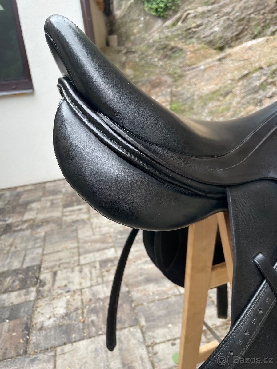 SKOKOVE SEDLO KENTAUR CHARON CERNE POSEDLI 17,5 KOMORA 3 - - 6