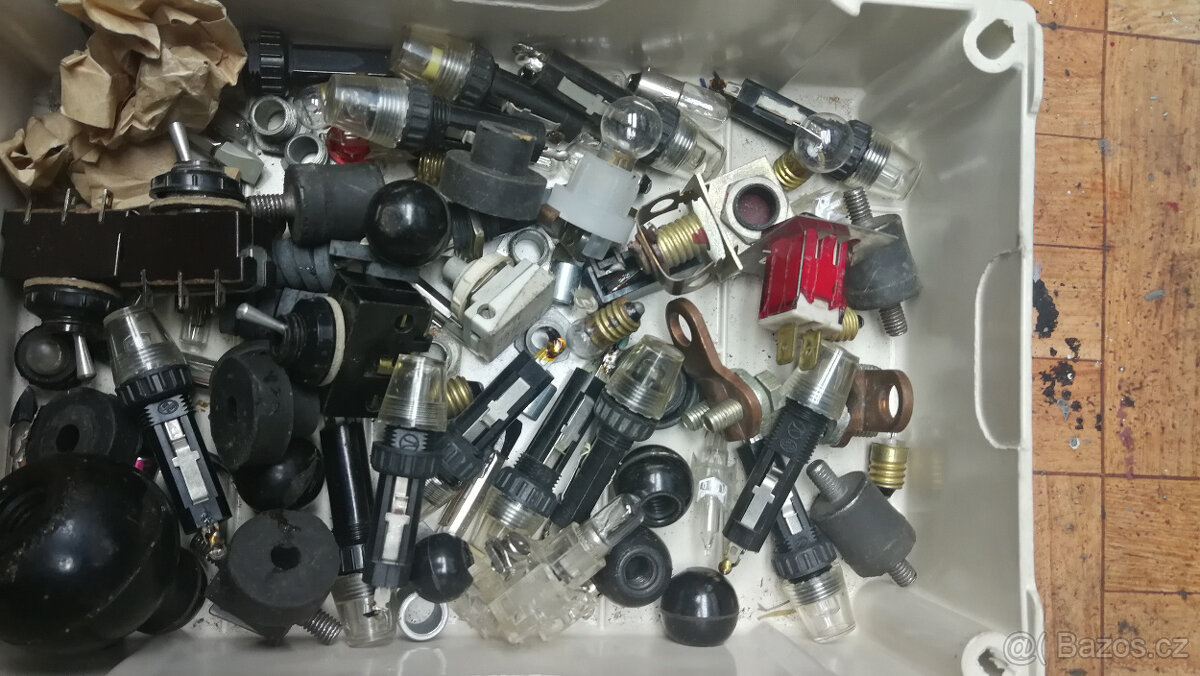 Diody, triaky, spínače, ampérmetry, ledky, odpory. - 6