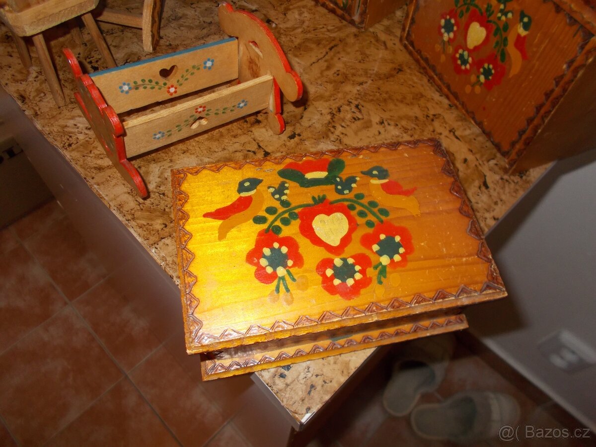 Dřevěný ručně malovaný nábytek pro panenky – krásná lidová p - 6