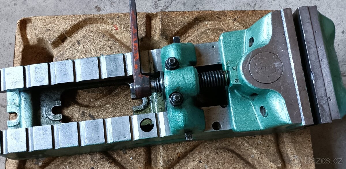 Masivní strojní svěrák 250mm - 6