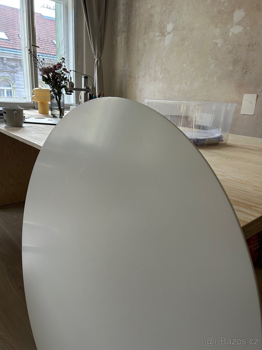 Bílý kulatý stůl - 6