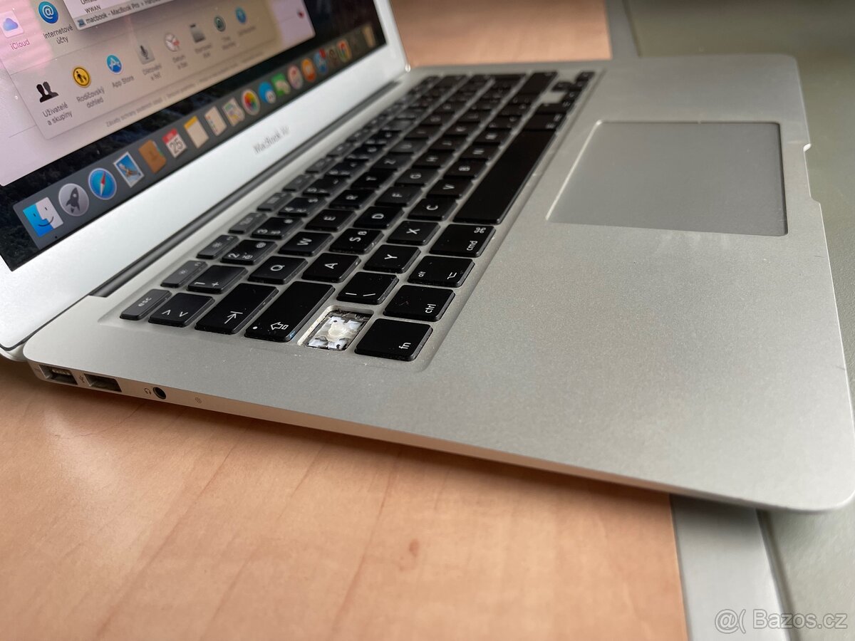 MacBook Air Core i5 model: (A1369) - 6
