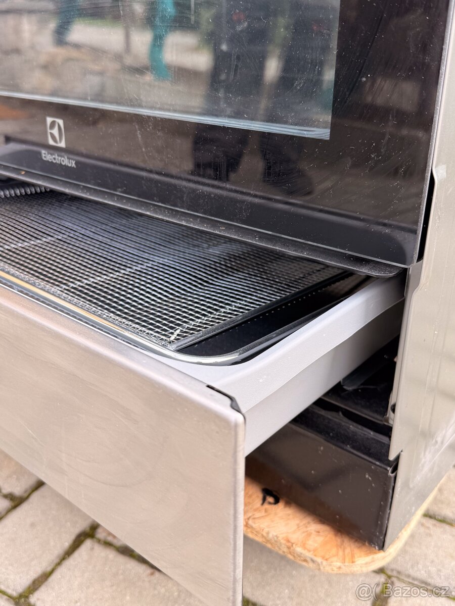 Prodám volně stojící nerezový sporák ELEKTROLUX 220/400V - 6