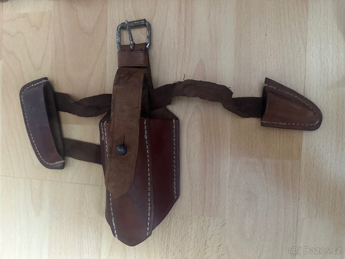 Stará hasičská sekera v koženém pouzdře - 6