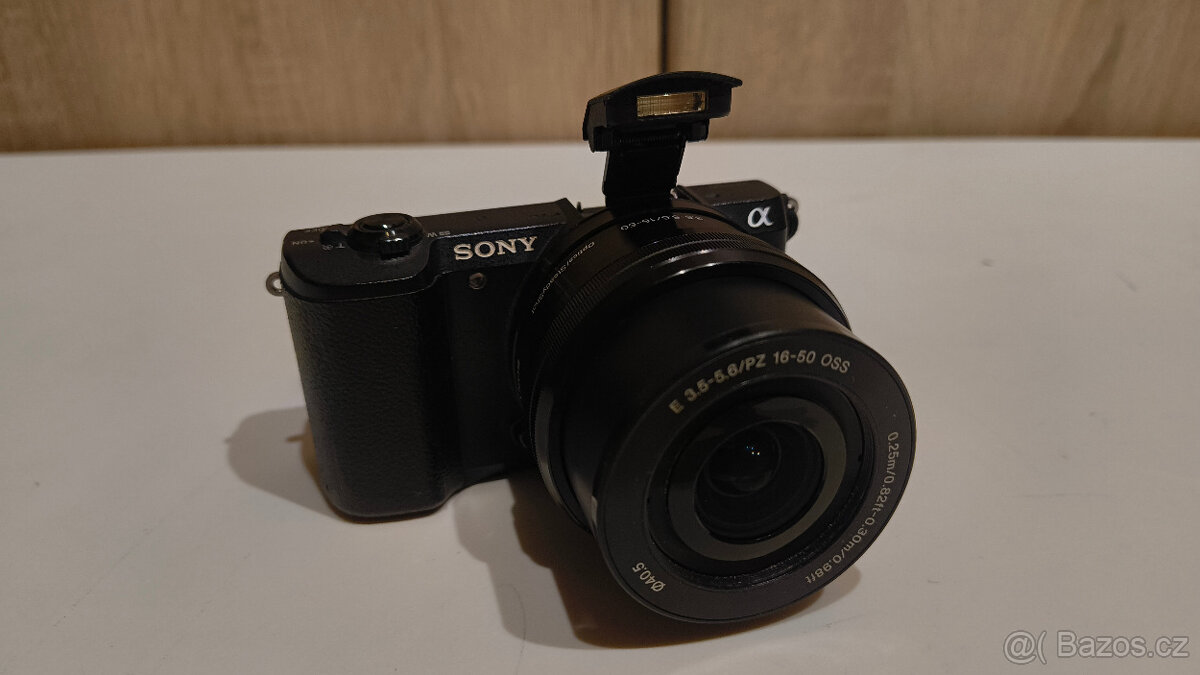 Sony Alpha A5100, objektiv 16-50mm, aktivní držák/stativ TP - 6