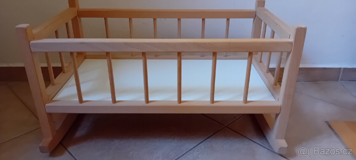 Postýlka pro panenky s peřinkami - 6